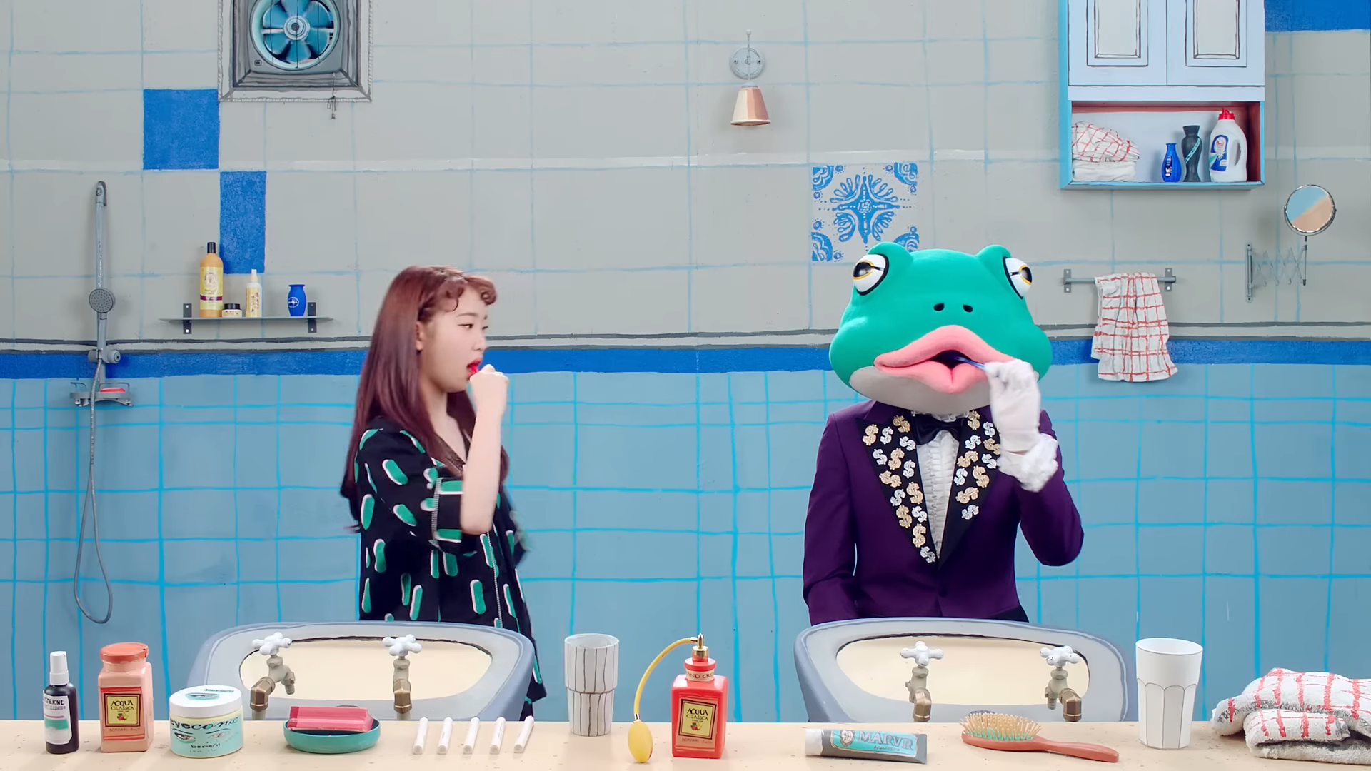 Yeojin looking at the frog.